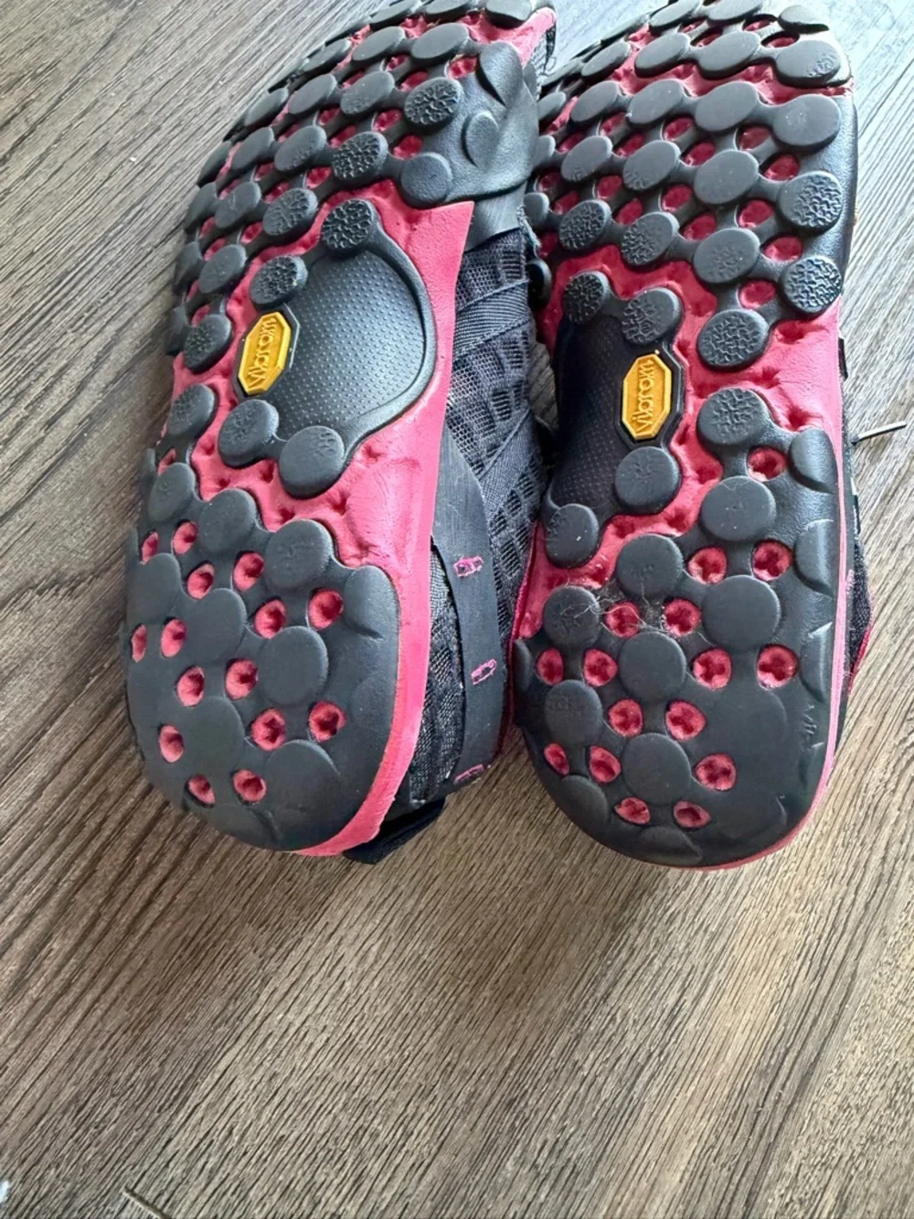 New Balance Minimus Trail running shoes size 7 black and fushia